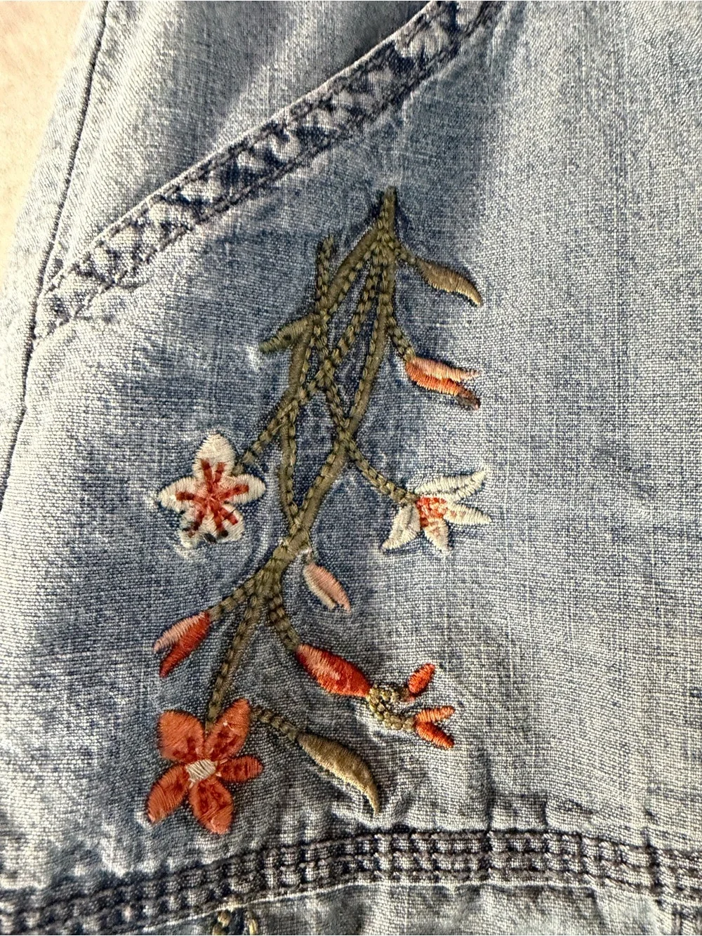 St. John’s Bay Embroidered Chambray Bermuda Shorts Women’s Size 12 Floral - Picture 5 of 9